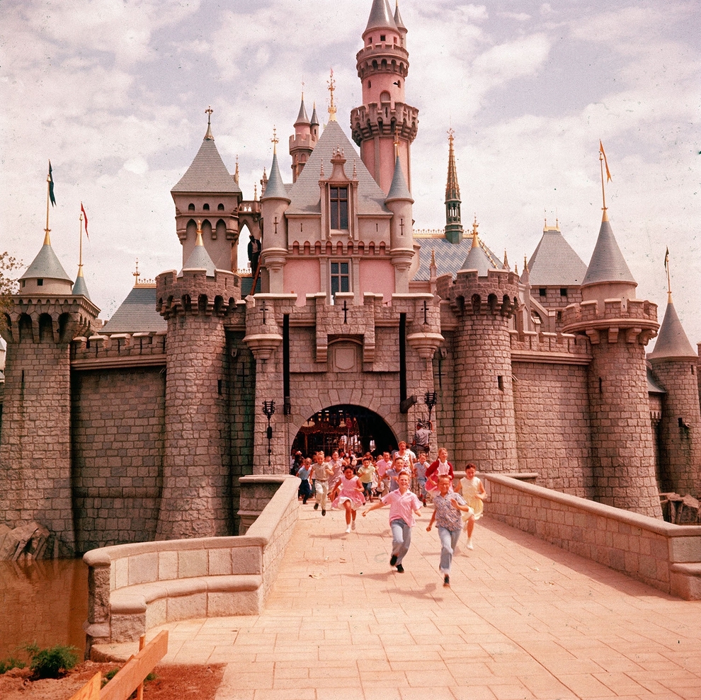 18 Wonderful And Rare Color Photos Of Disneyland In 1955