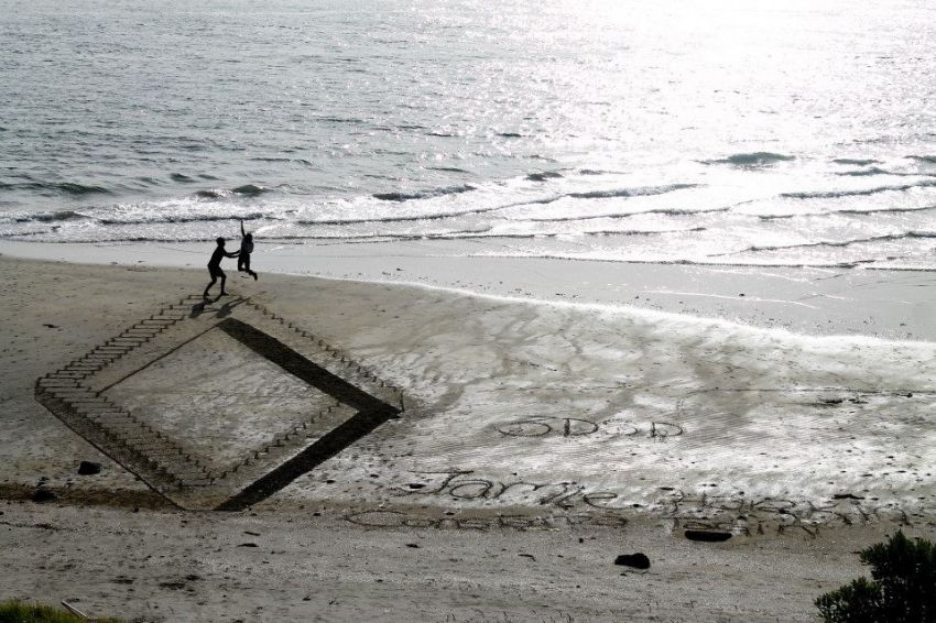 Mesmerizing Works Of 3-D Sand Drawing Art