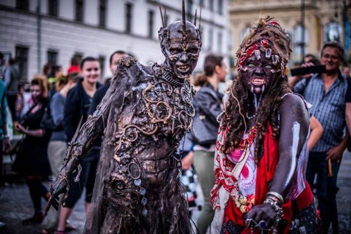 The Most Epic Zombie Costume Of All Time