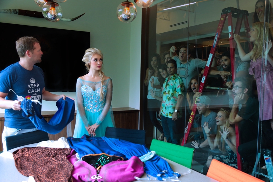 Frozen’s real-life Elsa arrives at theCHIVE! Meet Anna Faith - See mor