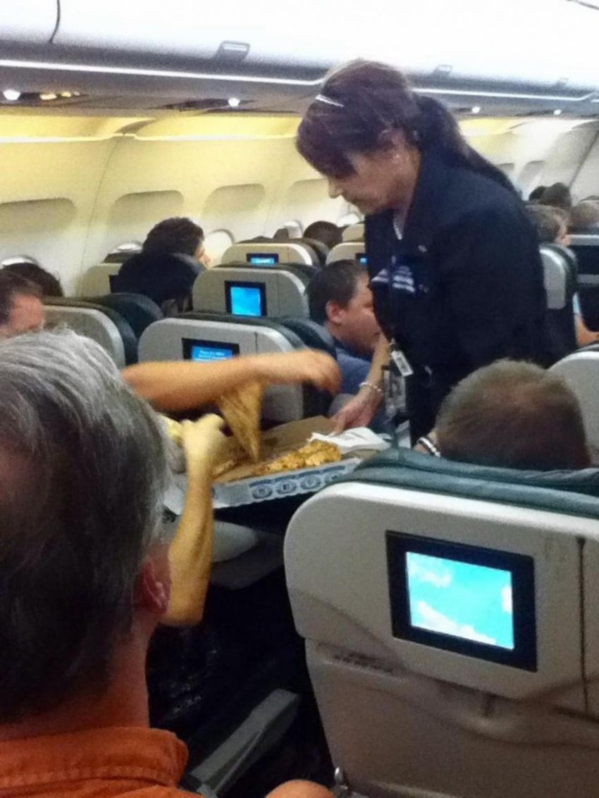 Pilot buys pizza for stranded passengers