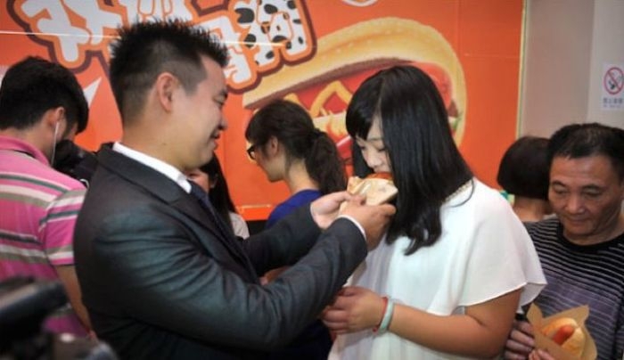 How To Propose Using 1,001 Hot Dogs