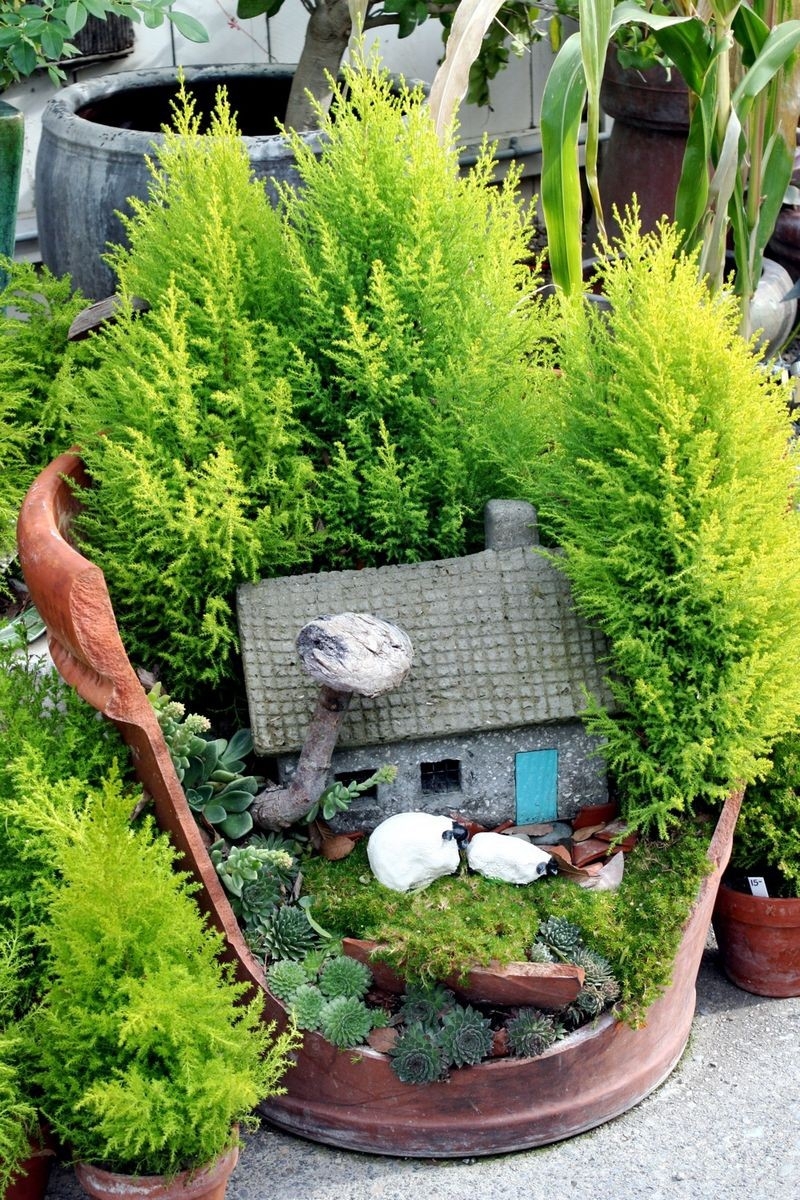 34 Picture-Perfect Fairy Gardens Made From Broken Flower Pots