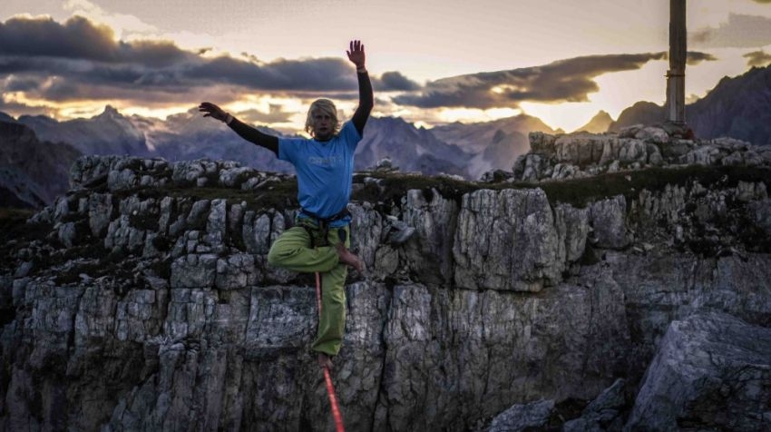 Adventure-Seekers Hang Out in Hammocks Strung Up at Dizzying Heights