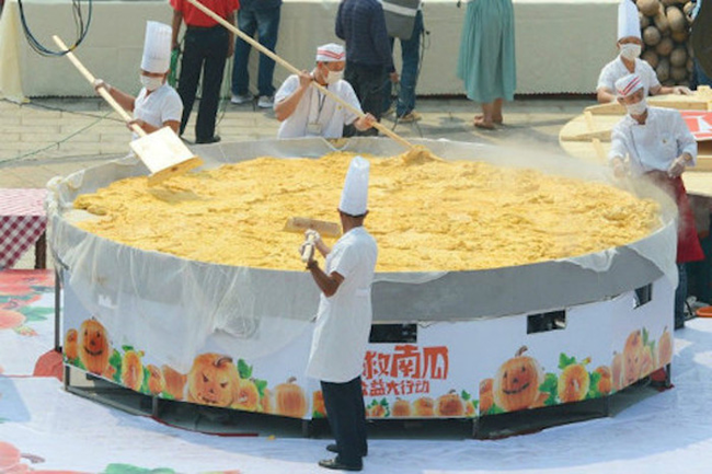 A Bunch Of Chefs In China Made A Huge Pumpkin Pie