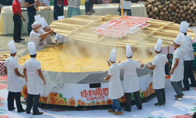 A Bunch Of Chefs In China Made A Huge Pumpkin Pie