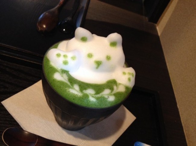Japanese Cafe Turns An Ordinary Cup Of Green Tea Into 3D Latte Art