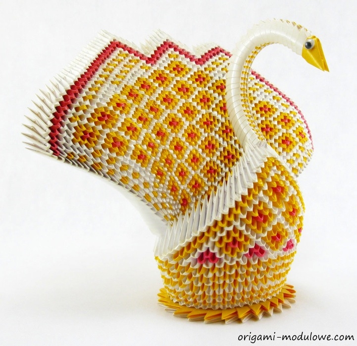 Intricate Paper Animals Crafted with Elaborate Origami Techniques