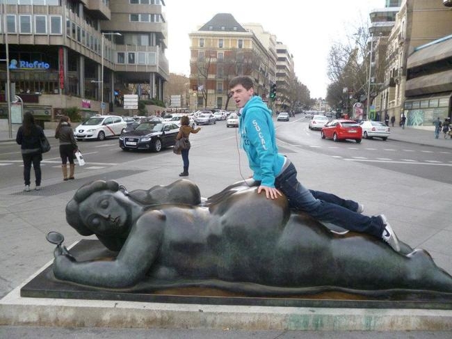 People Who Ruined These Statues In The Best Way Possible