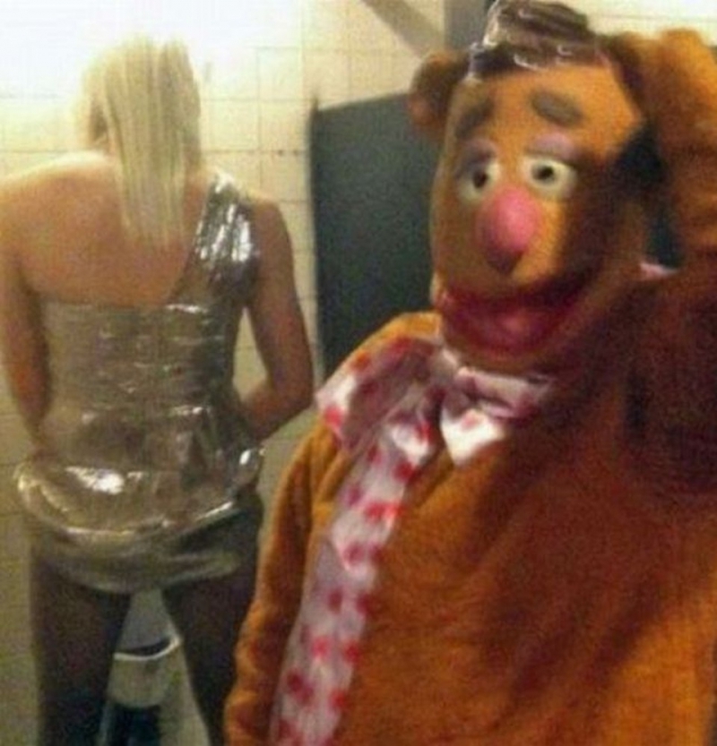 16 Outrageous Bathroom Pics That Will Never Make Sense