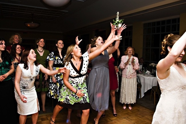 20 Photos Reveal The True Mayhem Of A Wedding Bouquet Toss