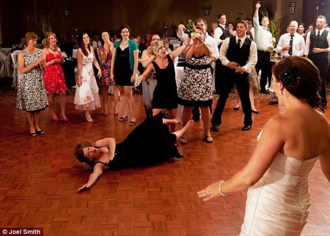 20 Photos Reveal The True Mayhem Of A Wedding Bouquet Toss