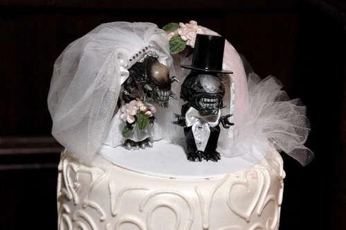 17 Hilarious Wedding Cake Toppers