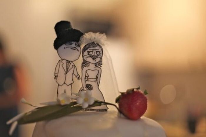 17 Hilarious Wedding Cake Toppers