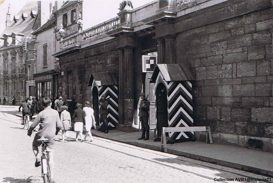 Guards in front of a mansion in Rue Monge