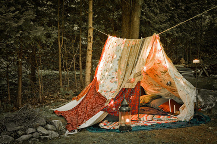 12) Make a quick and cozy tent using only a rope and several sheets