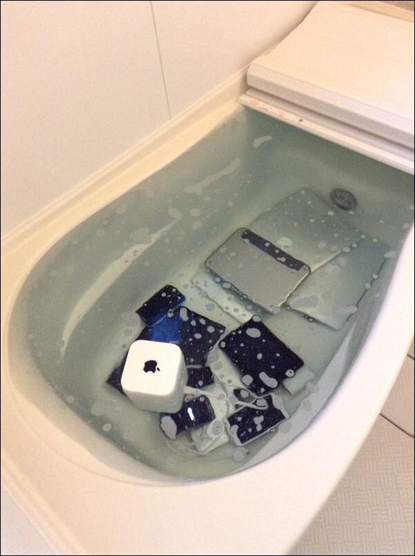 Girl Dumps All Her Cheating Boyfriend's Apple Products In The Bathtub