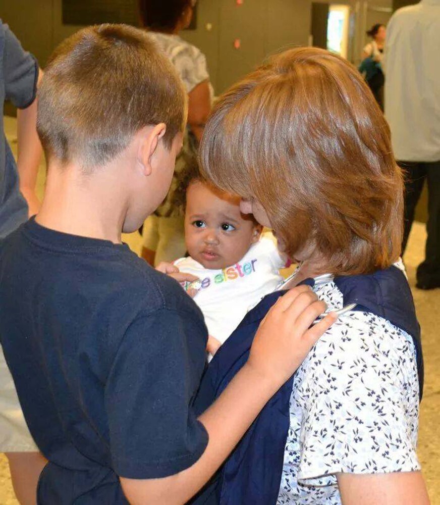 32 Priceless Photos Of Kids Meeting Their Siblings For The First Time