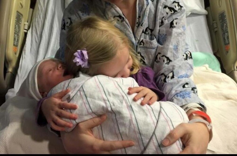 32 Priceless Photos Of Kids Meeting Their Siblings For The First Time