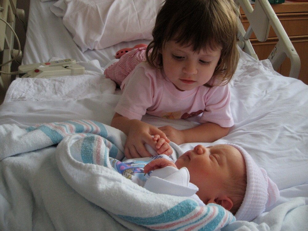 32 Priceless Photos Of Kids Meeting Their Siblings For The First Time