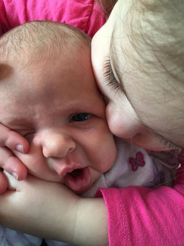 32 Priceless Photos Of Kids Meeting Their Siblings For The First Time