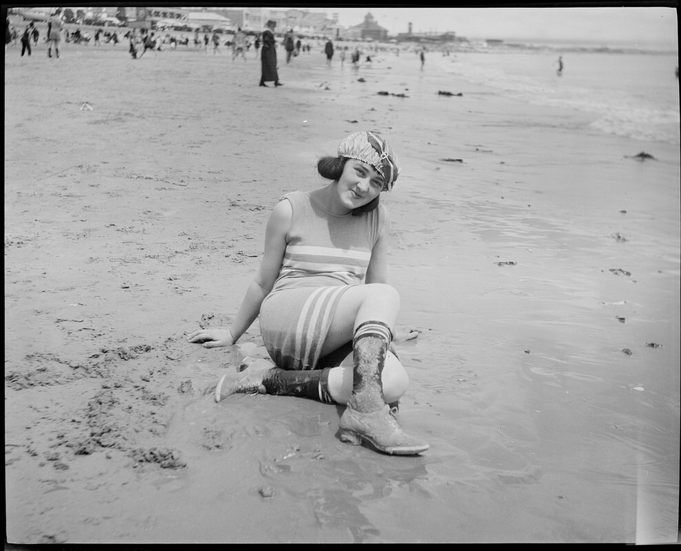 This Is What Women Wore To The Beach In The 1920s