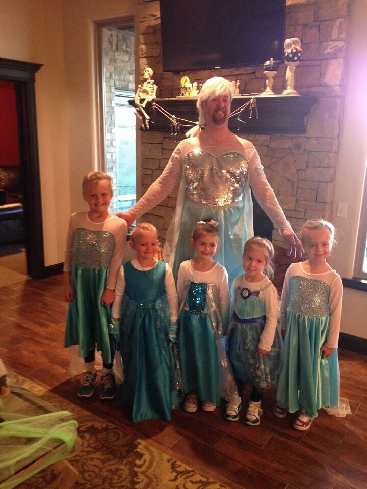 12. This dad with his many Elsas.