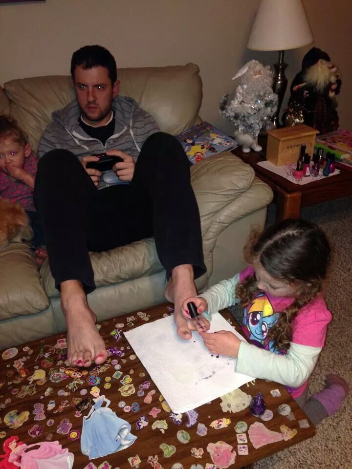 3. This dad who can amuse his daughter and game at the same time