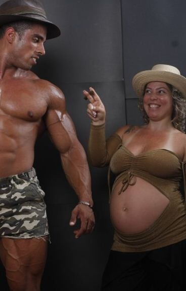 THE 50 MOST AWKWARD PREGNANCY PORTRAITS EVER