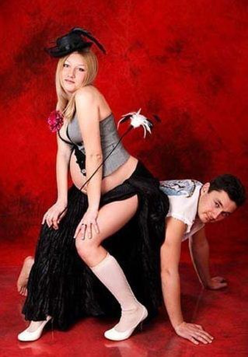 THE 50 MOST AWKWARD PREGNANCY PORTRAITS EVER