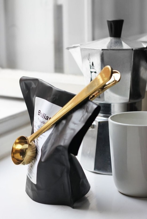 This measuring spoon that will also clip your coffee bag closed: