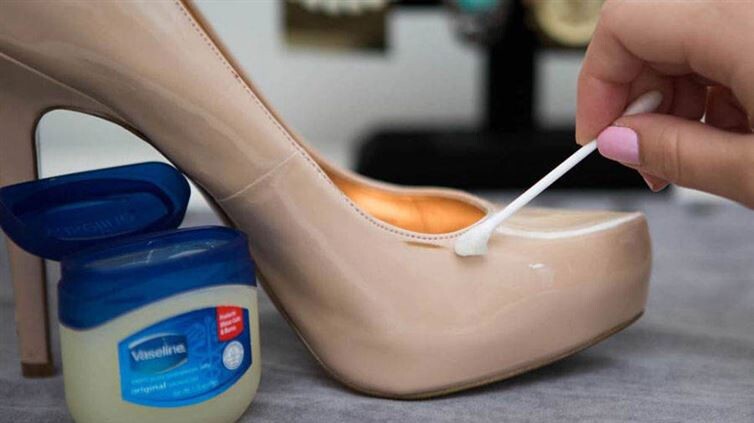  Fix a scuff on a patent leather shoe with a cotton swab and some petroleum jelly. 