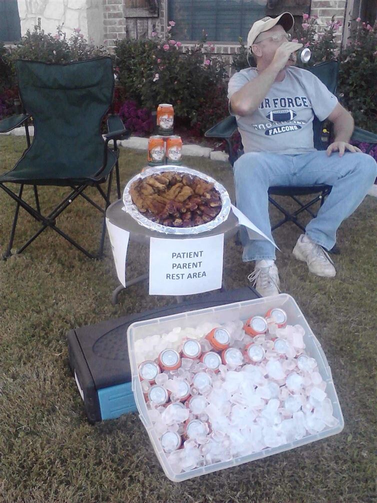 3. This dad set up a beer and wing station for parents taking their kids trick-or-treating