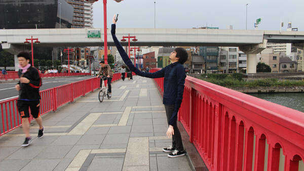 Well, this Japanese man has taken the selfie stick to a new level with his "Selfie Arm" 