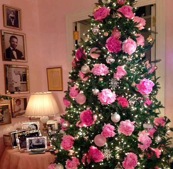 People Are Decorating Their Christmas Trees With Flowers And The Results Are Beautiful