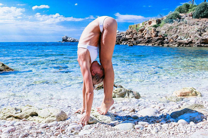 This Swedish Pilot Does Yoga Around The World And Her Selfies Are Taking Internet By Storm