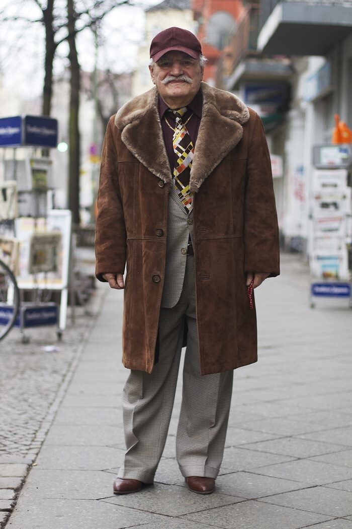 Every Morning, 86-Year-Old Tailor Goes To Work In Different Outfit