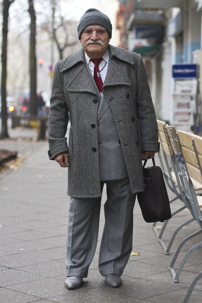 Every Morning, 86-Year-Old Tailor Goes To Work In Different Outfit