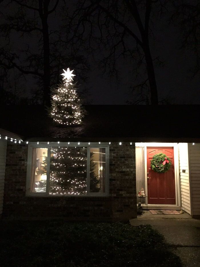 They Bought A 20ft Christmas Tree, And Found A Brilliant Way How To Fit It Inside