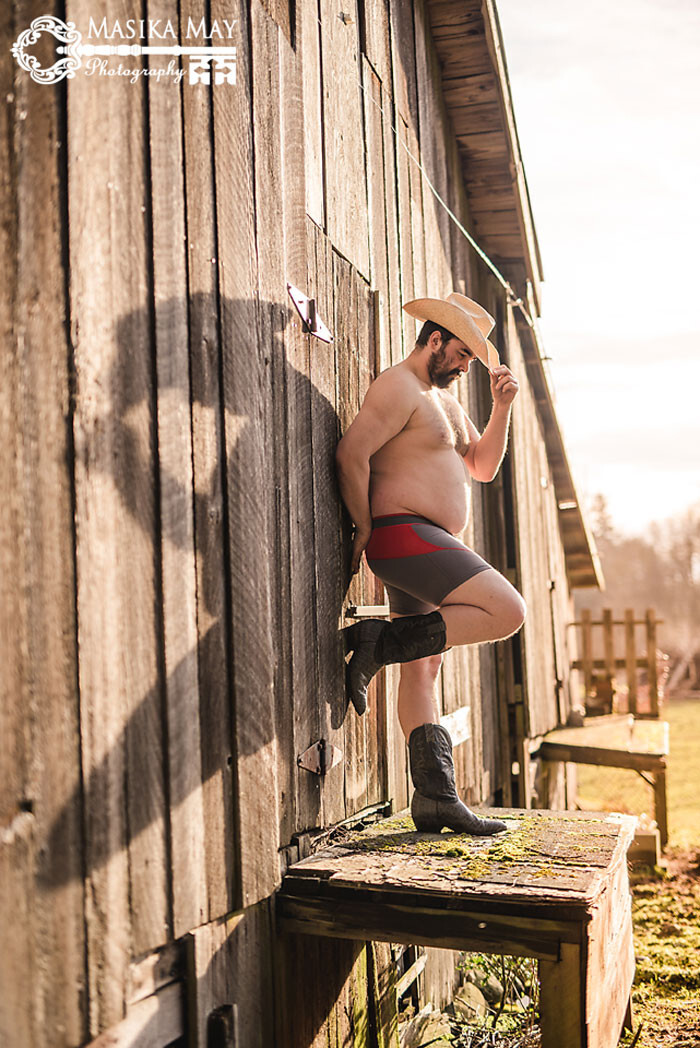 Canadian Guy Defies Gender Stereotypes With Sensual Countryside ‘Dudeoir’ Photoshoot