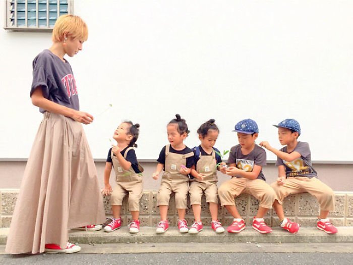 Japanese Mom Captures Her Life With Her Twins And Triplets And It’s Just Too Adorable