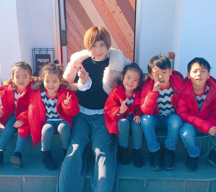 Japanese Mom Captures Her Life With Her Twins And Triplets And It’s Just Too Adorable