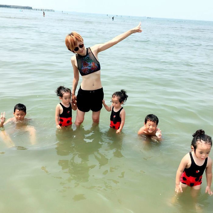 Japanese Mom Captures Her Life With Her Twins And Triplets And It’s Just Too Adorable