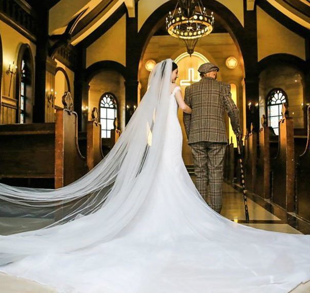 Fearing her beloved grandfather might not live to walk her down the aisle, Ms. Fu arranged a wedding photoshoot