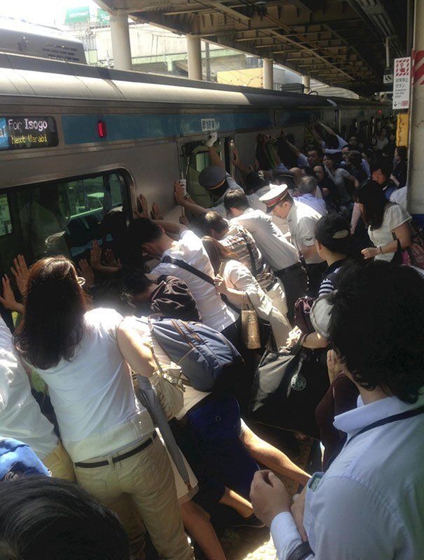 #15 Commuters In Tokyo Pushed A Train Car To Save A Woman Who Fell And Got Stuck Between The Car And The Platform