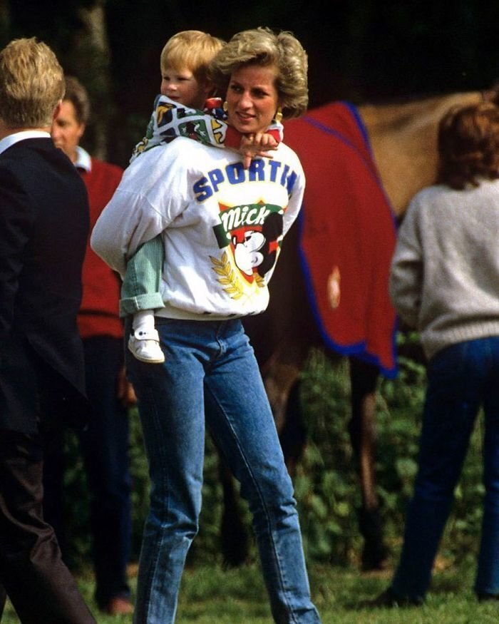 #2 When Lady Diana Took Her Children To Disneyland, She Made Them Wait In Line Like Everybody Else
