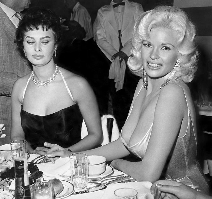 #17 Sophia Loren Explained What Really Happened When This Photo Was Taken
