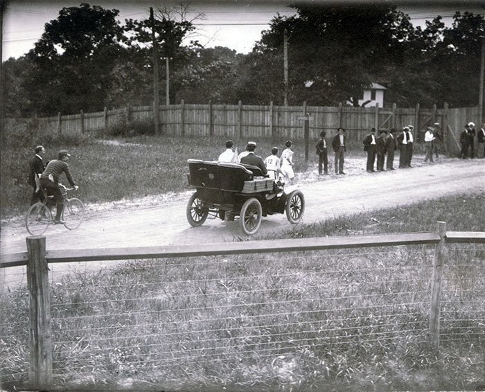 The track consisted entirely of dirt roads, so the cars and horses riding ahead and behind the runners caused huge dust clouds that became hugely problematic for them