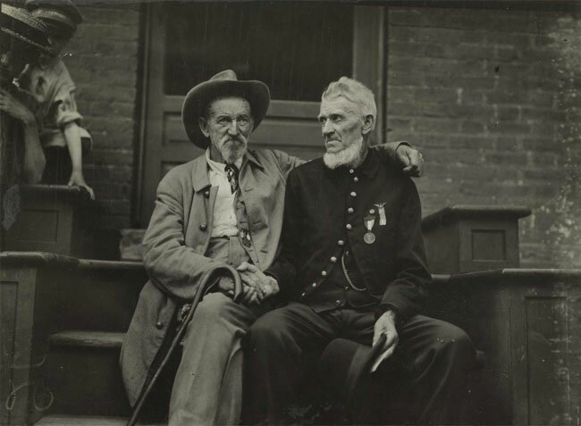 Two Civil War veterans from both sides shake hands at Gettysburg – 1913