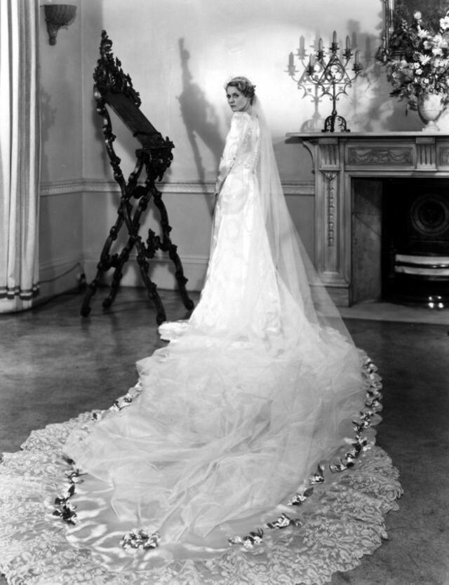 The Longer the More Elegant: 40 Cool Pics of the 1930s Brides in Their Very Long Wedding Dresses